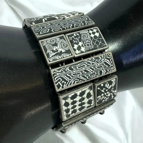JILZARAH Handmade Clay Tile Bracelet, Black and White Funky Retro Abstract Style - Picture 3 of 11